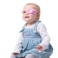 En baby med briller og øjenklap af stof.
