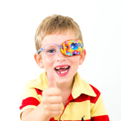 Pojke med en ögonlapp från Kay Fun Patch, placerad på hans glasögon.