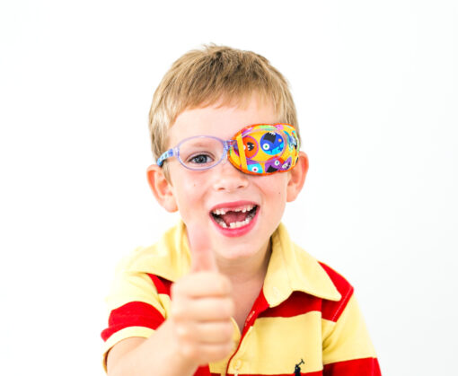 Pojke med en ögonlapp från Kay Fun Patch, placerad på hans glasögon.