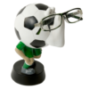 En brilleholder, der ligner en fodbold. med grønne short.