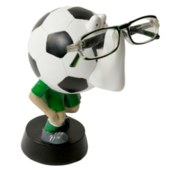 En brilleholder, der ligner en fodbold. med grønne short.