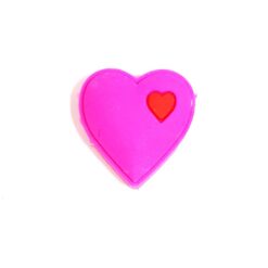 Glasögoncharms som liknar ett rosa hjärta.
