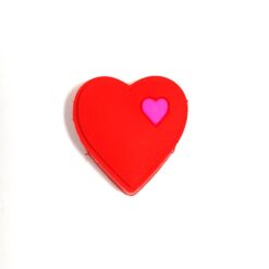 Glasögoncharms som liknar ett rött hjärta.