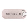 Framsidan av ett rosa glasögonfodral med en katt på.