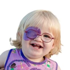 V4K Ögonplåster. En glad tjej med ögonlapp och glasögon.