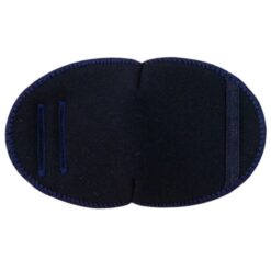 Tyglapp för barn med glasögon. Den är rekommenderad av ortoptister och ögonläkare för klapbehandling. Den är navyblå och har ett enkelt, stilrent utseende. Märket är Kay Fun Patch och den heter Navy.