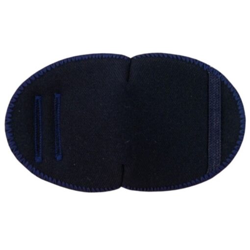 Tyglapp för barn med glasögon. Den är rekommenderad av ortoptister och ögonläkare för klapbehandling. Den är navyblå och har ett enkelt, stilrent utseende. Märket är Kay Fun Patch och den heter Navy.