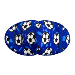 Ögonlapp för amblyopibehandling. Lämplig för barn som använder glasögon. Märket är Kay Fun Patch och den rekommenderas av ortoptister. Den är blå med fotboll på. Den heter Soccer Blues.