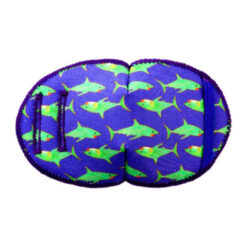 Ögonlapp för amblyopibehandling. Lämplig för barn som använder glasögon. Märket är Kay Fun Patch och den rekommenderas av ortoptister. Den är blå med gröna hajar. Den heter Jaws Blue.