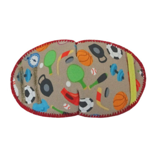 Brun ögonlapp med sporttema från Kay Fun Patch. Ögonlappen är tillverkad i mjukt tyg med motiv som hantlar, basketbollar och skridskor. Den fästs enkelt på glasögonen och är lämplig för barn med skelning. Ögonlapp för barn med skelning. Den heter All sports.