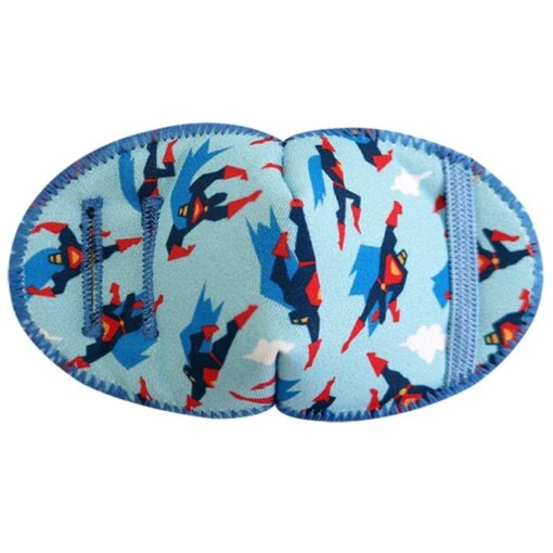 Ögonlapp för amblyopibehandling. Lämplig för barn som använder glasögon. Märket är Kay Fun Patch och den rekommenderas av ortoptister. Den är ljusblå med superhjältar på. Den heter Superhero.