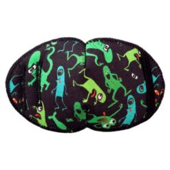 Svart ögonlapp med alienmotiv från Kay Fun Patch. Ögonlappen är tillverkad i mjukt tyg med gröna utomjordingar på. Den fästs enkelt på glasögonen och är lämplig för barn med skelning. Ögonlapp för barn med skelning. Den heter Alien Visitors.