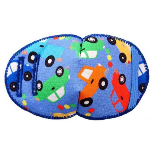Blå ögonlapp med trafiktema från Kay Fun Patch. Ögonlappen är tillverkad i mjukt tyg med motiv av färgglada bilar. Den fästs enkelt på glasögonen och är lämplig för barn med skelning. Ögonlapp för barn med skelning. Den heter Traffic.