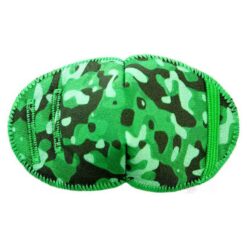 Grön ögonlapp med camoflagemotiv från Kay Fun Patch. Ögonlappen är tillverkad i mjukt tyg och pryds av ett stilrent camoflagemönster. Den fästs enkelt på glasögonen och är lämplig för barn med skelning. Ögonlapp för barn med skelning. Den heter Camouflage.