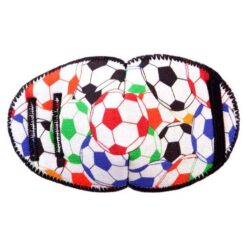 Färgglad ögonlapp med fotbollsmotiv från Kay Fun Patch. Ögonlappen är tillverkad i mjukt tyg och pryds av färgglada fotbollar. Den fästs enkelt på glasögonen och är lämplig för barn med skelning. Ögonlapp för barn med skelning. Den heter Goals