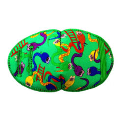 Grön ögonlapp med slanger och stiger från Kay Fun Patch. Ögonlappen är tillverkad i mjukt tyg och pryds av färgglada motiv av slanger och stiger, inspirerat av det klassiska spelet. Den fästs enkelt på glasögonen och är lämplig för barn med skelning. Ögonlapp för barn med skelning. Den heter Snakes and Ladders.