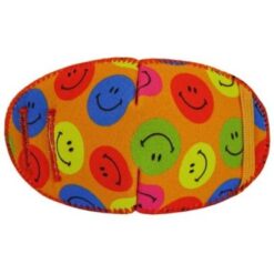 Orange ögonlapp med smiley-motiv från Kay Fun Patch. Ögonlappen är tillverkad i mjukt tyg och pryds av färgglada smileys i olika uttryck. Den fästs enkelt på glasögonen och är lämplig för barn med skelning. Ögonlapp för barn med skelning. Den heter Jolly Smiley.