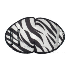 Ögonlapp för flickor med glasögon. Den är gjord av tyg. Den kan fästas på glasögonen och användas för synträning. Rekommenderas av ortoptist. Den är svart och vit med zebra-stripes på snöre. Märket är Kay Fun Patch och den heter Zebra Stripes.