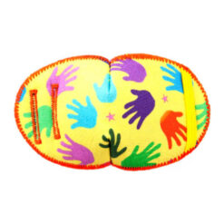 Ögonlapp till lat öga. Den är i tyg och designad för barn med glasögon. Lappen fästas på glasögonen och används för synträning. Rekommenderas av ortoptist. Märket är Kay Fun Patch. Den är gul med färgglada handavtryck och heter Handprints.