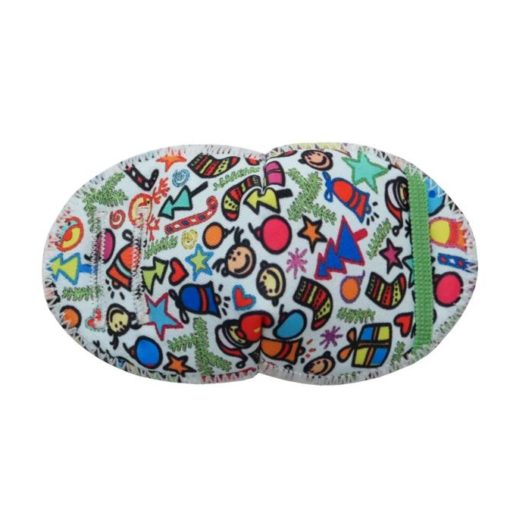 Ögonlapp till lat öga. Den är i tyg och designad för barn med glasögon. Lappen fästas på glasögonen och används för synträning. Rekommenderas av ortoptist. Märket är Kay Fun Patch. Den är färgglad med julmotiv som julgranar, julstänger, julklockor, julstjärnor, paket och mer, och heter Christmas Fun.