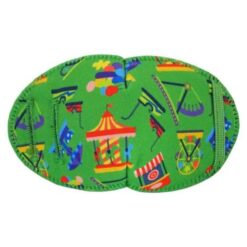 Ögonlapp till lat öga. Den är i tyg och designad för barn med glasögon. Lappen fästas på glasögonen och används för synträning. Rekommenderas av ortoptist. Märket är Kay Fun Patch. Den är grön med motiv från en nöjespark. Den heter Fairground.