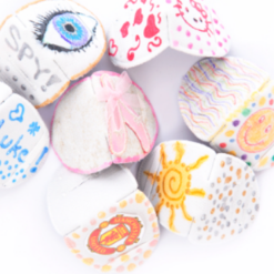 Ögonlapp till lat öga. Den är i tyg och designad för barn med glasögon. Lappen fästas på glasögonen och används för synträning. Rekommenderas av ortoptist. Märket är Kay Fun Patch. Den är vit och heter Vit.