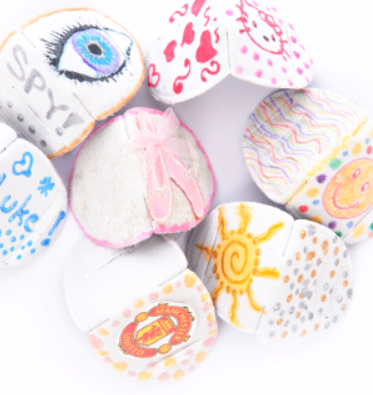 Ögonlapp till lat öga. Den är i tyg och designad för barn med glasögon. Lappen fästas på glasögonen och används för synträning. Rekommenderas av ortoptist. Märket är Kay Fun Patch. Den är vit och heter Vit.