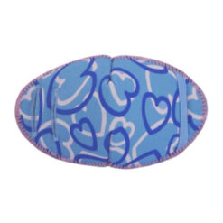 Lyseblå ögonklapp i tyg med blå hjärtan från Kay Fun Patch, designad för barn för träning av lat öga. Kan fästas på insidan av glasögon. Perfekt för både flickor som vill träna sitt öga med stil. Den heter Loopy Lou.
