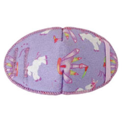 Lilla ögonklapp i tyg med enhörningar från Kay Fun Patch, designad för barn som behöver stärka sitt syn. Perfekt för flickor som vill träna sitt öga på ett lekfullt och stiligt sätt. Kan fästas på insidan av glasögon. Den heter Unicorn.
