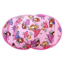 Lyseröd ögonklapp i tyg med feer från Kay Fun Patch, designad för barn som vill stärka sitt syn. Perfekt för flickor och kan fästas på insidan av glasögon. Den hetter Fairies