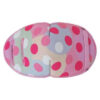 Lyseröd ögonklapp i tyg med vita och ljusrosa prickar från Kay Fun Patch. Designad för barn som vill stärka sin syn. Kan fästas på insidan av glasögon och är perfekt för synträning. Den heter Polka Dots.