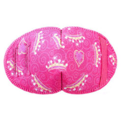 Lyseröd ögonklapp i tyg med vita prinsesskronor från Kay Fun Patch. Designad för barn som vill stärka sin syn. Kan fästas på insidan av glasögon och är perfekt för synträning. Den hetter Princess.