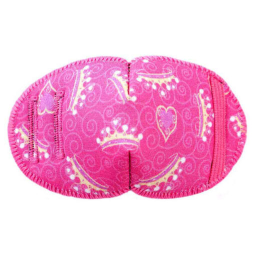 Lyseröd ögonklapp i tyg med vita prinsesskronor från Kay Fun Patch. Designad för barn som vill stärka sin syn. Kan fästas på insidan av glasögon och är perfekt för synträning. Den hetter Princess.