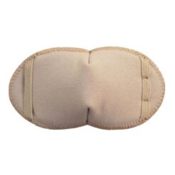 En ögonlapp för bebisar som använder glasögon. Den är tillverkad av tyg och är lämplig för amblyopibehandling. Den är sandfärgad och heter Almond. Märket är Kay Fun Patch.