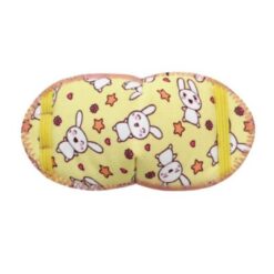 En ögonlapp för bebisar som använder glasögon. Den är tillverkad av tyg och är lämplig för amblyopibehandling. Den är gul och dekorerad med vita kaniner och heter Bunnies. Märket är Kay Fun Patch.