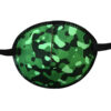 En grön camouflage ögonlapp av tyg med resår till amblyopibehandling. Den har elastik som sätts runt huvudet och är designad för barn som skelar. Ögonlappen hjälper till vid synträning och har ett äventyrsinspirerat mönster. Märket är Kay Fun Patch. Den heter Adventures.
