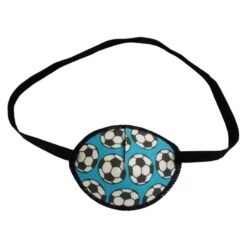 En ljusblå ögonlapp av tyg med resår till amblyopibehandling. Den är dekorerad med fotbollar och heter Football Crazy. Den har elastik som sätts runt huvudet och är designad för barn som skelar. Ögonlappen hjälper till vid synträning. Märket är Kay Fun Patch.