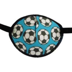 En ljusblå ögonlapp av tyg med resår till amblyopibehandling. Den är dekorerad med fotbollar och heter Football Crazy. Den har elastik som sätts runt huvudet och är designad för barn som skelar. Ögonlappen hjälper till vid synträning. Märket är Kay Fun Patch.