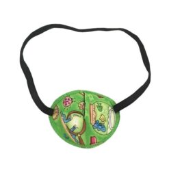 En grön ögonlapp av tyg med resår till amblyopibehandling. Den är dekorerad med forskarmotiv och heter Young Explorer. Den har elastik som sätts runt huvudet och är designad för barn som skelar. Ögonlappen hjälper till vid synträning. Märket är Kay Fun Patch.