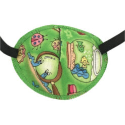 En grön ögonlapp av tyg med resår till amblyopibehandling. Den är dekorerad med forskarmotiv och heter Young Explorer. Den har elastik som sätts runt huvudet och är designad för barn som skelar. Ögonlappen hjälper till vid synträning. Märket är Kay Fun Patch.