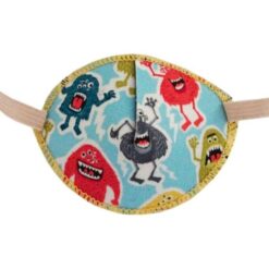 En turkos ögonlapp av tyg med resår till amblyopibehandling. Den är dekorerad med monster och heter Mighty Monsters. Den har elastik som sätts runt huvudet och är designad för barn som skelar. Ögonlappen hjälper till vid synträning. Märket är Kay Fun Patch.
