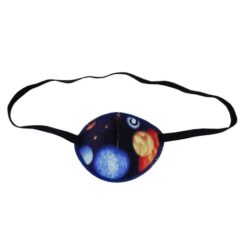 En mörkblå ögonlapp av tyg med resår till amblyopibehandling. Den är dekorerad med planeter och stjärnor och heter Planets. Den har elastik som sätts runt huvudet och är designad för barn som skelar. Ögonlappen hjälper till vid synträning. Märket är Kay Fun Patch.