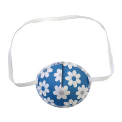 En ögonlapp av tyg med resår för barn som skelar. Den är ljusblå med vita prästkragar och heter Denim Daisy. Den har elastik som sätts runt huvudet för synträning. Märket är Kay Fun Patch.