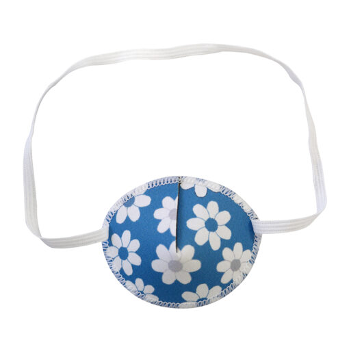 En ögonlapp av tyg med resår för barn som skelar. Den är ljusblå med vita prästkragar och heter Denim Daisy. Den har elastik som sätts runt huvudet för synträning. Märket är Kay Fun Patch.