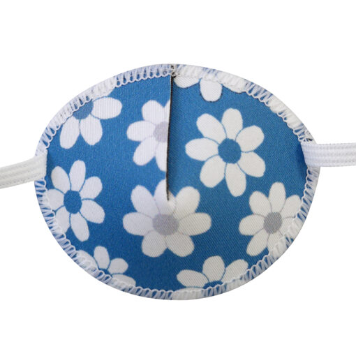 En ögonlapp av tyg med resår för barn som skelar. Den är ljusblå med vita prästkragar och heter Denim Daisy. Den har elastik som sätts runt huvudet för synträning. Märket är Kay Fun Patch.