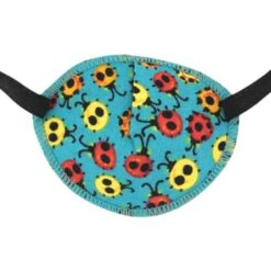 En ögonlapp av tyg med resår för barn som skelar. Den är turkos med röda, gula och orange marihöns och heter Ladybirds. Den har elastik som sätts runt huvudet för synträning. Märket är Kay Fun Patch.