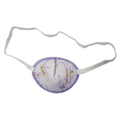 En ögonlapp av tyg med resår för barn som skelar. Den är lila med ballettskor och heter Ballet Slippers. Den har elastik som sätts runt huvudet för synträning. Märket är Kay Fun Patch.