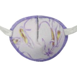 En ögonlapp av tyg med resår för barn som skelar. Den är lila med ballettskor och heter Ballet Slippers. Den har elastik som sätts runt huvudet för synträning. Märket är Kay Fun Patch.