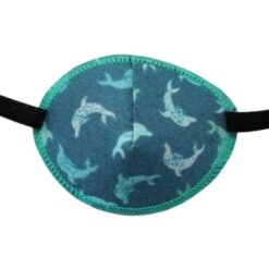 En ögonlapp av tyg med resår för barn som skelar. Den är turkos med delfiner och heter Diving Dolphins. Den har elastik som sätts runt huvudet för synträning. Märket är Kay Fun Patch.