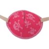 En ögonlapp av tyg med resår för barn som skelar. Den är ljusrosa med rosa dödningehuvuden och heter Pink Pirate. Den har elastik som sätts runt huvudet för synträning. Märket är Kay Fun Patch.